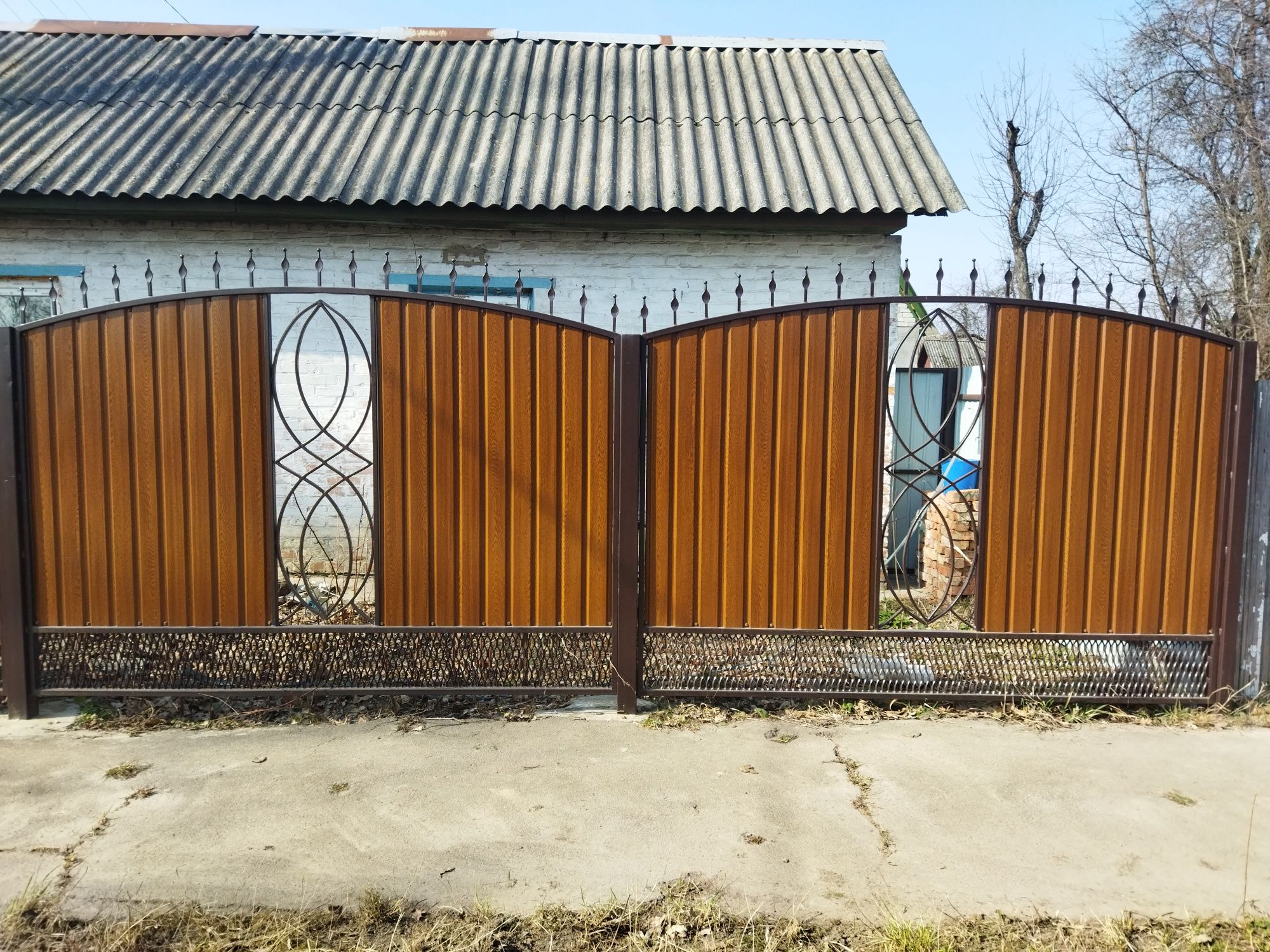 Ворота с калиткой из профнастила.