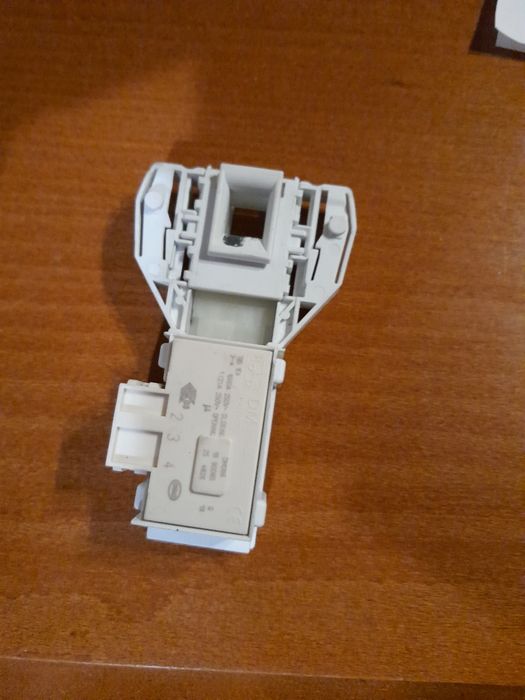 Blokada drzwi  Indesit IWD 61051