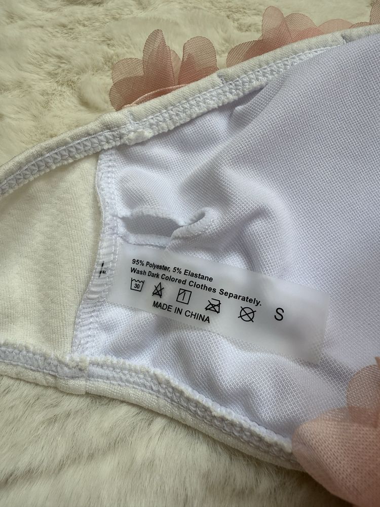 Biała góra ze stroju kąpielowego z różowymi kwiatami bandeau bikini