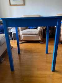 Mesa de madeira azul