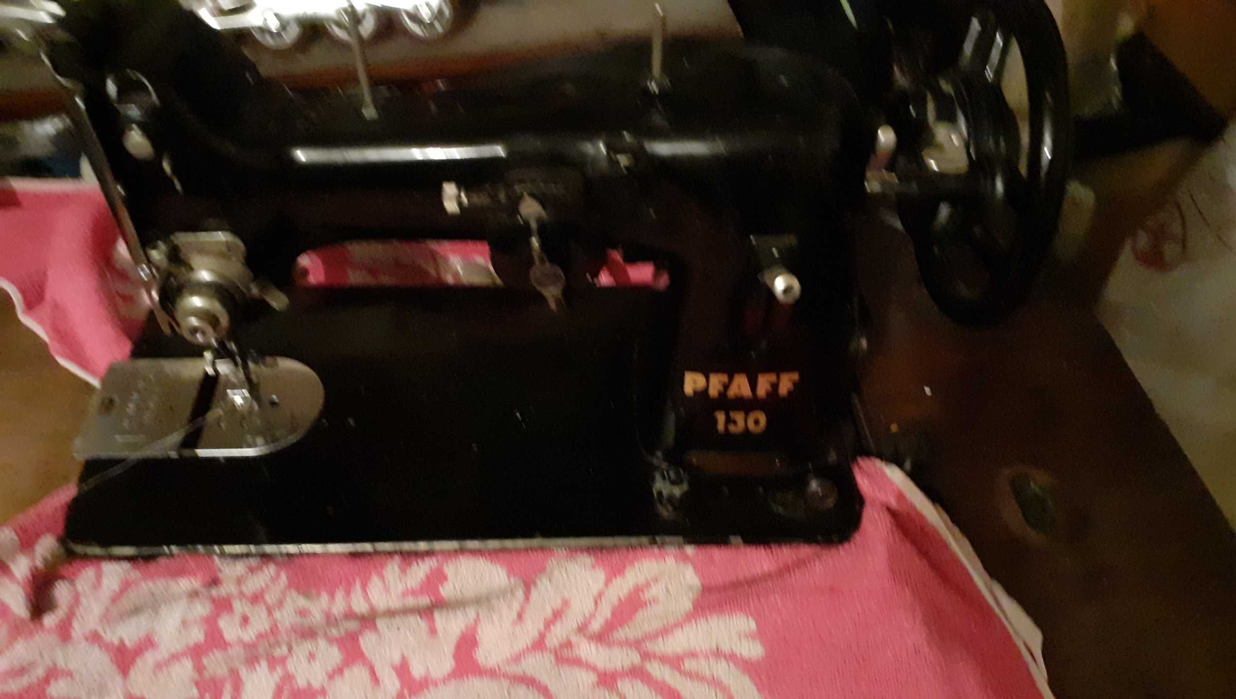 Stara maszyna do szycia PFAFF z silniczkiem