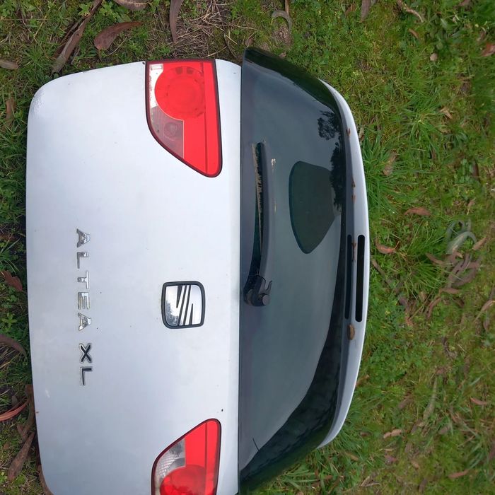 Mala seat altea xl ( FALTA FAROLIM LADO PASSAGEIRO )