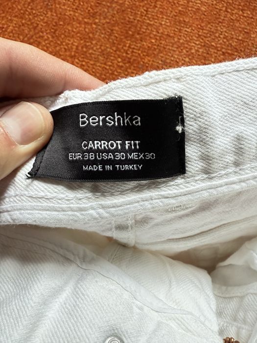 Джинси Bershka (чоловічі, білого кольору, нові)