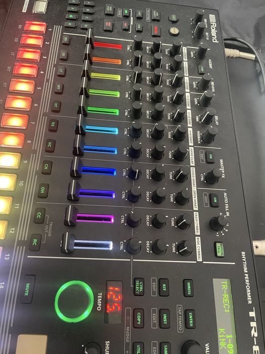 Roland TR-8S Drum Machine com caixa original em estado impecavel