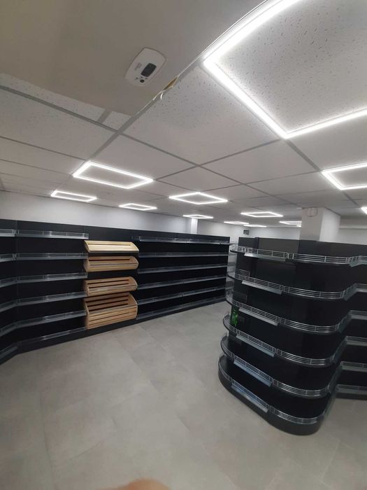 Торгове обладнання для магазину в наявності графітового кольору полиці