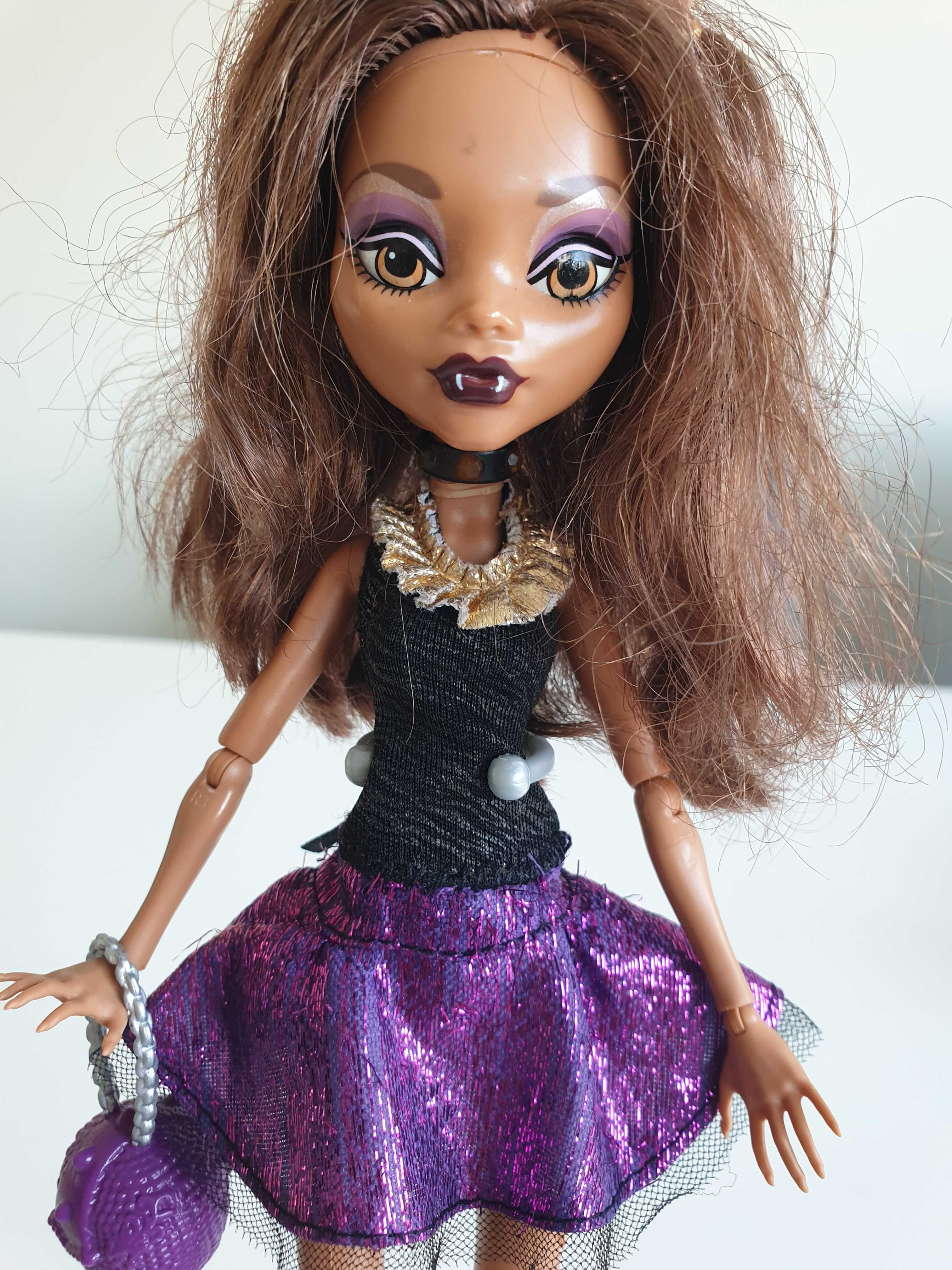Lalka Monster High, podnosi ręce...