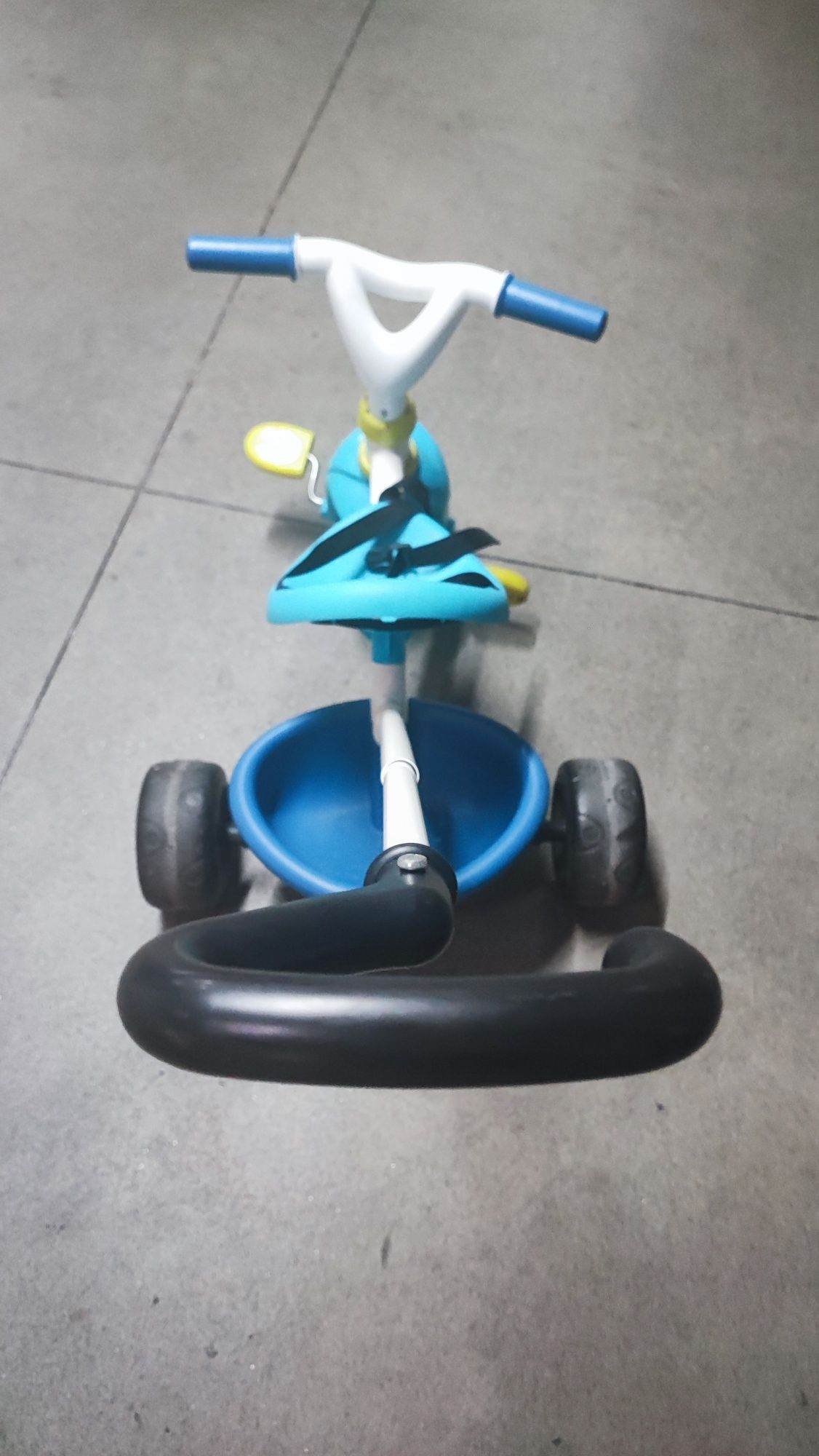 Triciclo Smoby azul com pega