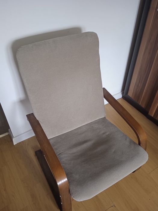 Brązowy fotel z podlokietnikami