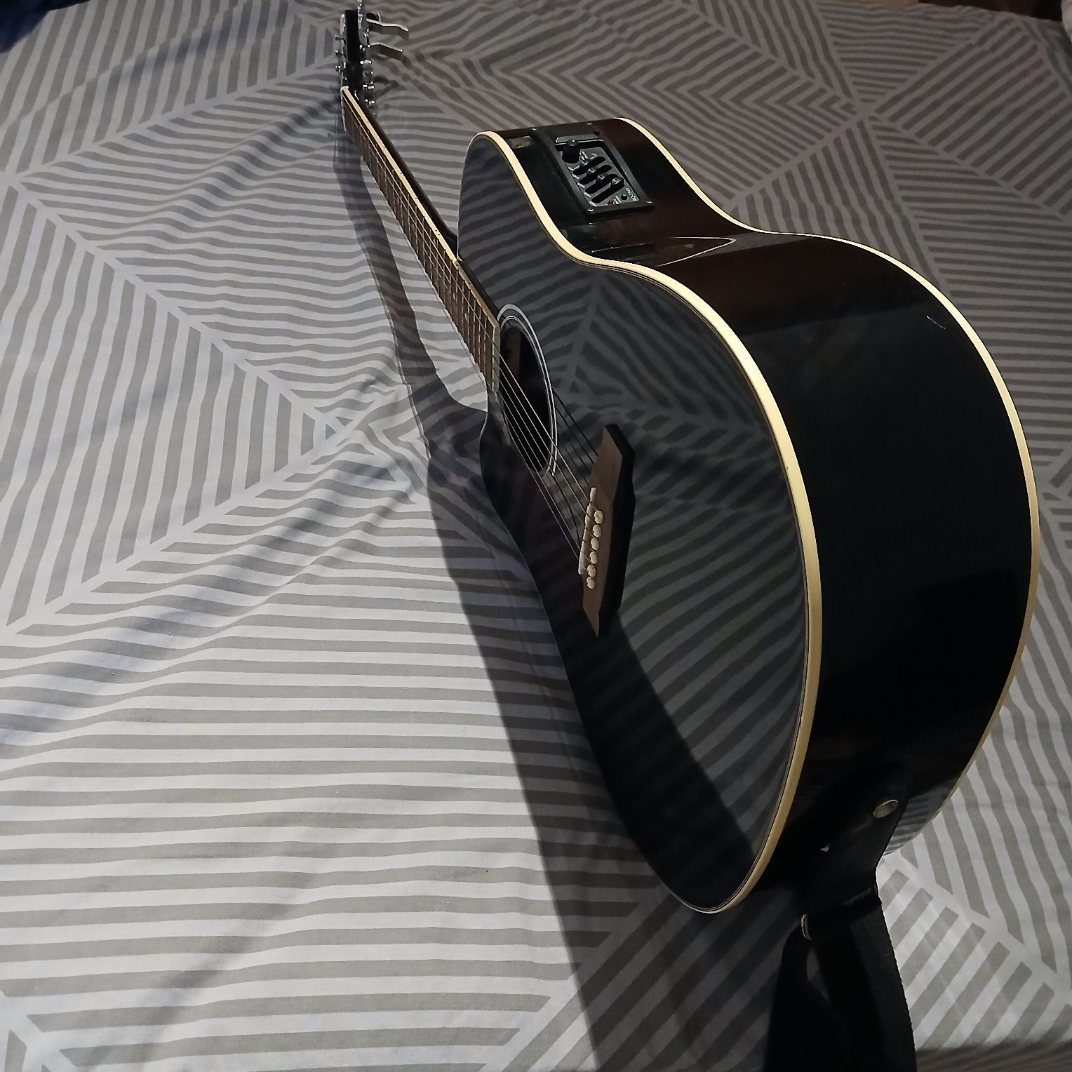 Guitarra elétrica acustica