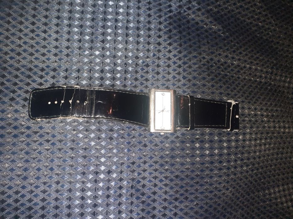 Наручные часы с прямоугольным циферблатом белые