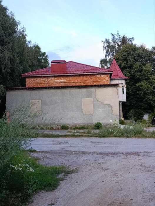 комерційне приміщення вільного призначення площею 563 кв.м.