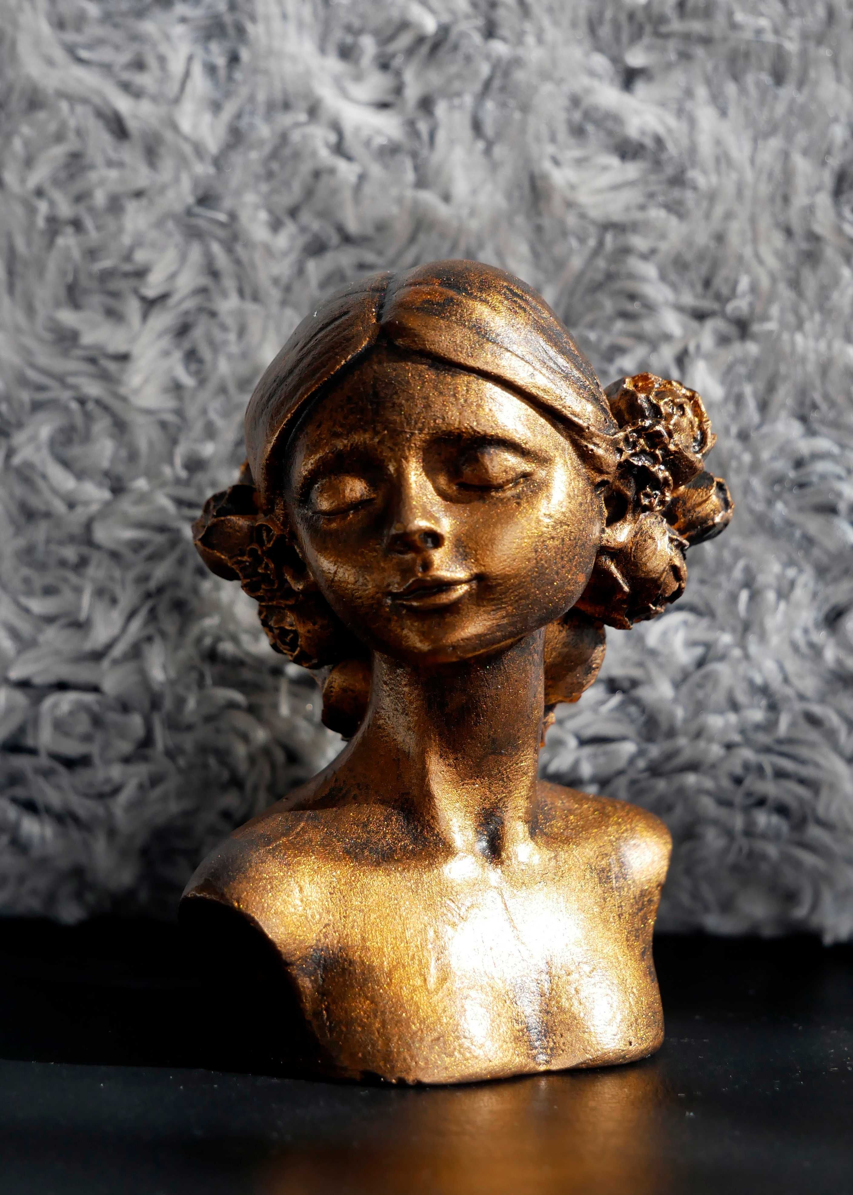 Rzeźba kobieta złota kwiaty we włosach wys. 10 cm