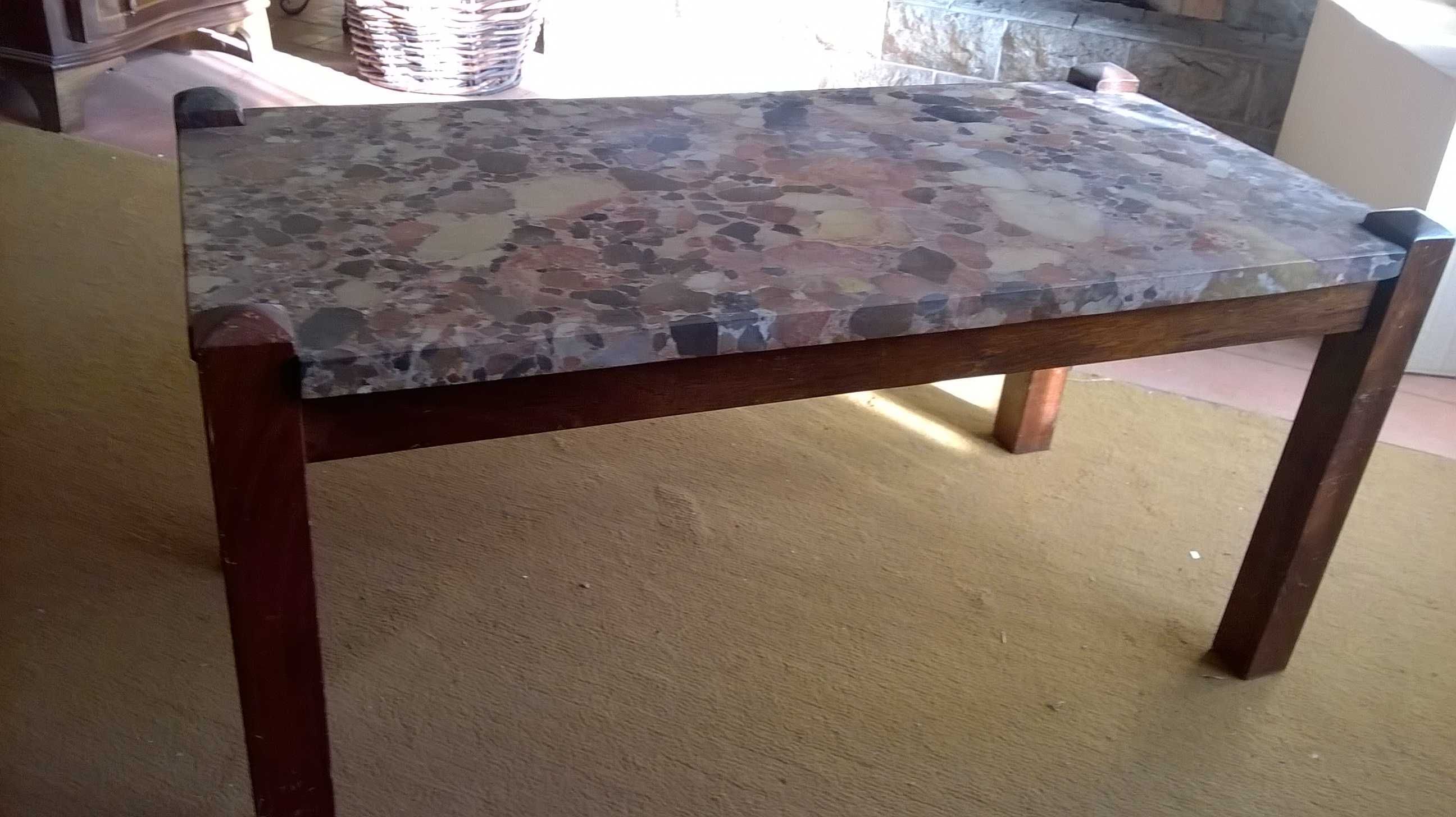 Mesa de Centro com tampo em mármore