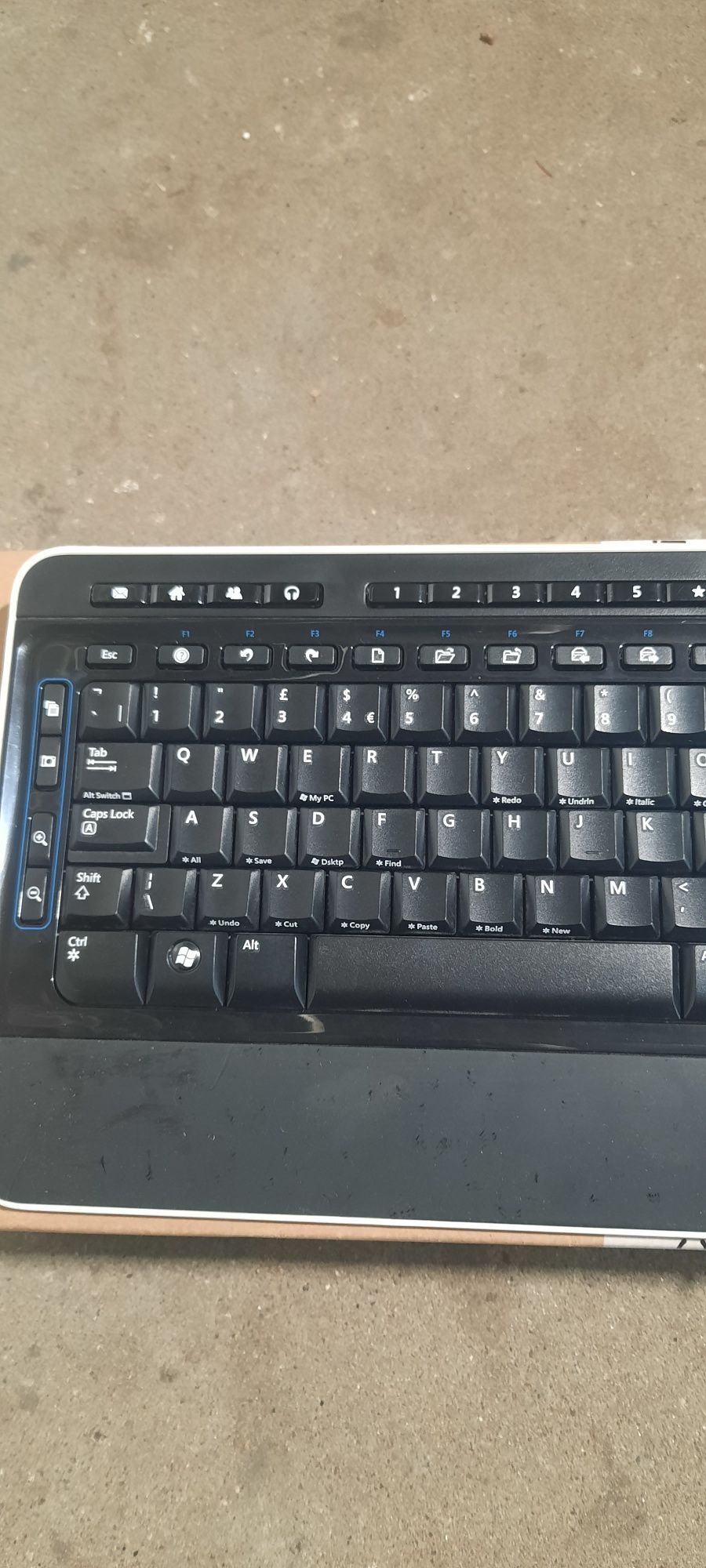Klawiatura bezprzewodowa Microsoft niekompletna