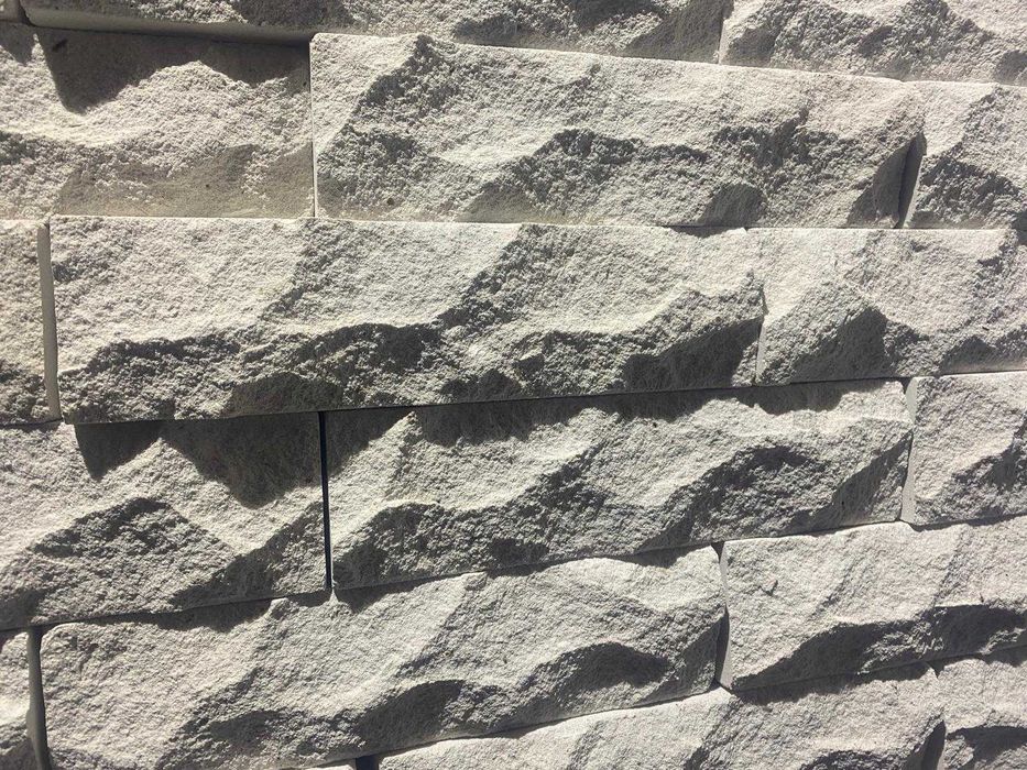 Płytki silikatowe – 250 × 65 × 25 mm, białe, ciosane, młotkowane