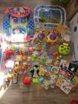 Zabawki dla dziecka książeczki garnuszek gąsienica fisher price i inne