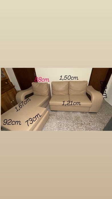 Sofa de napa beje com pufes castanhos