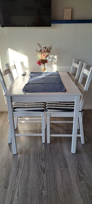 Stół z krzesłami drewniany