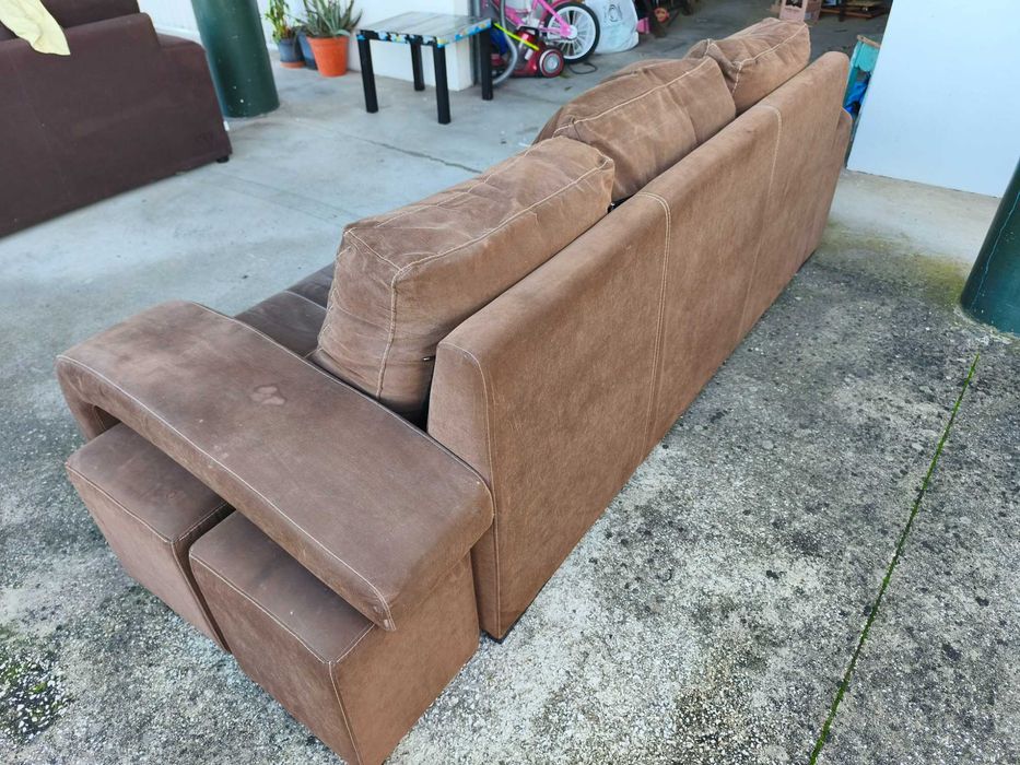 sofá 3 lugares com 2 pufs