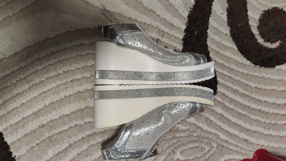 Босоножки-кросовки на танкетке