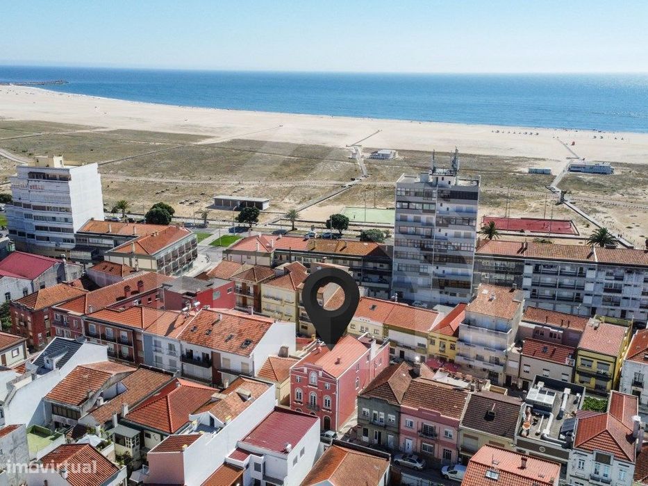 Prédio a 100 metros da praia