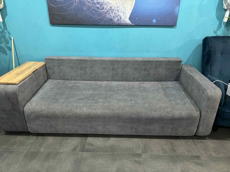 Sofa z pufą półkami i funkcją spania