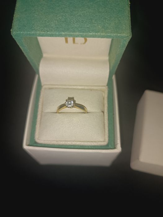 Złoty pierścionek roz 16 YES