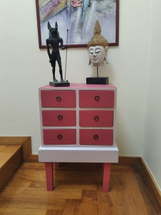 Móvel de apoio em madeira maciça.