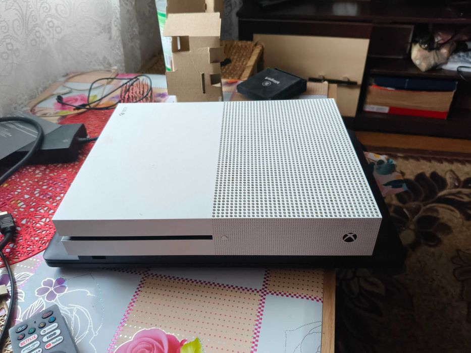 Witam mam na sprzedaż Xboxa one s do tego 14 gier pad odbiór osobisty