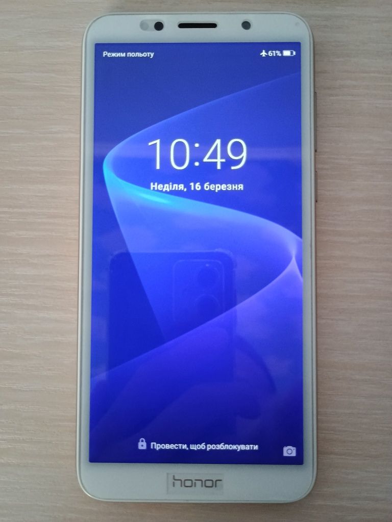 Смартфон Huawei Honor 7A + 3 чехла