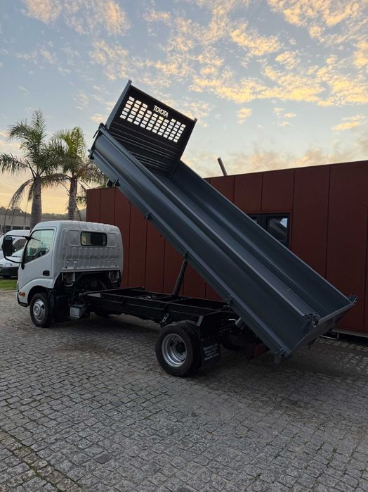 Carrinha Toyota dyna tribasculante 3.0CC