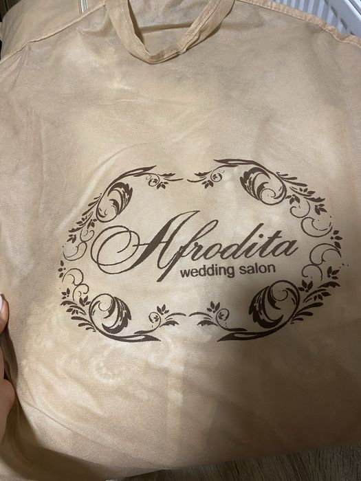 Гарна весільна сукня