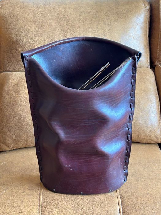 Cesto em couro castanho