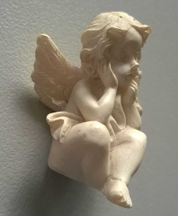 Figurki Aniołków Figurka Aniołek biały siedzący zamyślony 3cm