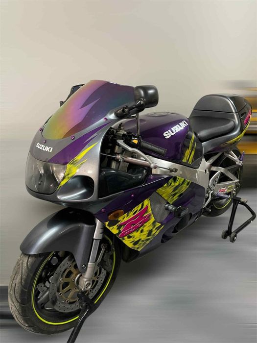 Vendo GSXR 750 impecável