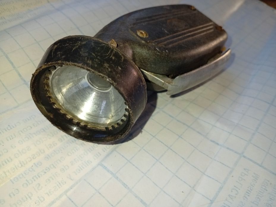 Ліхтар, робоче динамо. Ліхтар динамічний. Фонарь динамо.