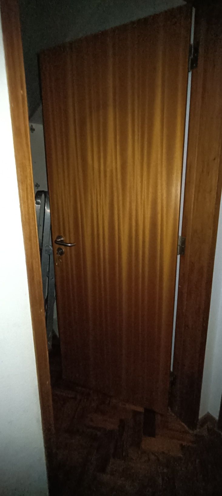 Portas em madeira com aduelas e puxadores e dobradiças tupei