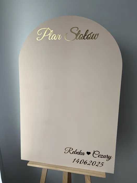 Beżowa tablica plan stołów lustrzany złoty napis wesele personalizacja