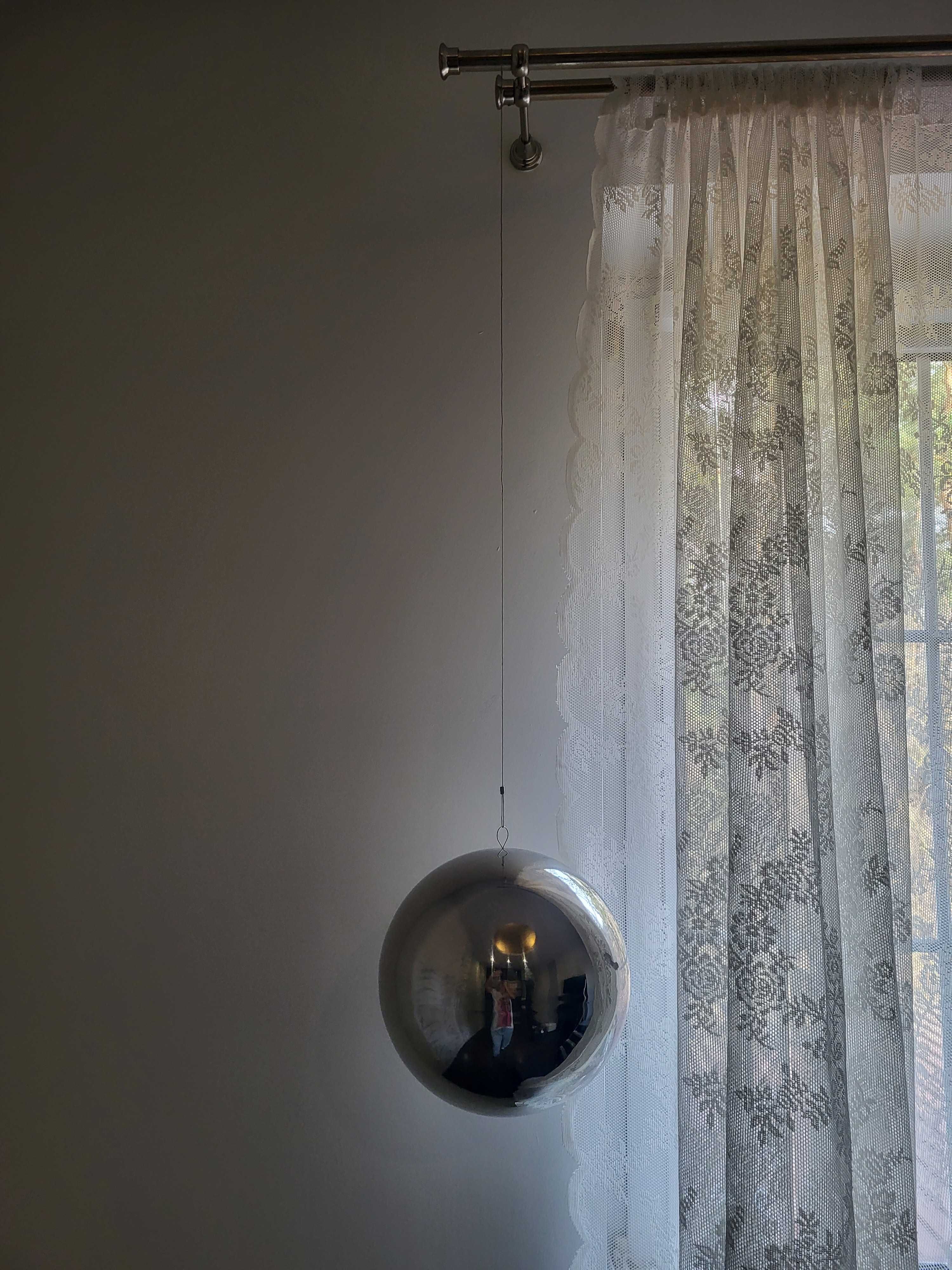 Duża kula do powieszenia do okna srebrna obwód 74,5 cm j.nowa