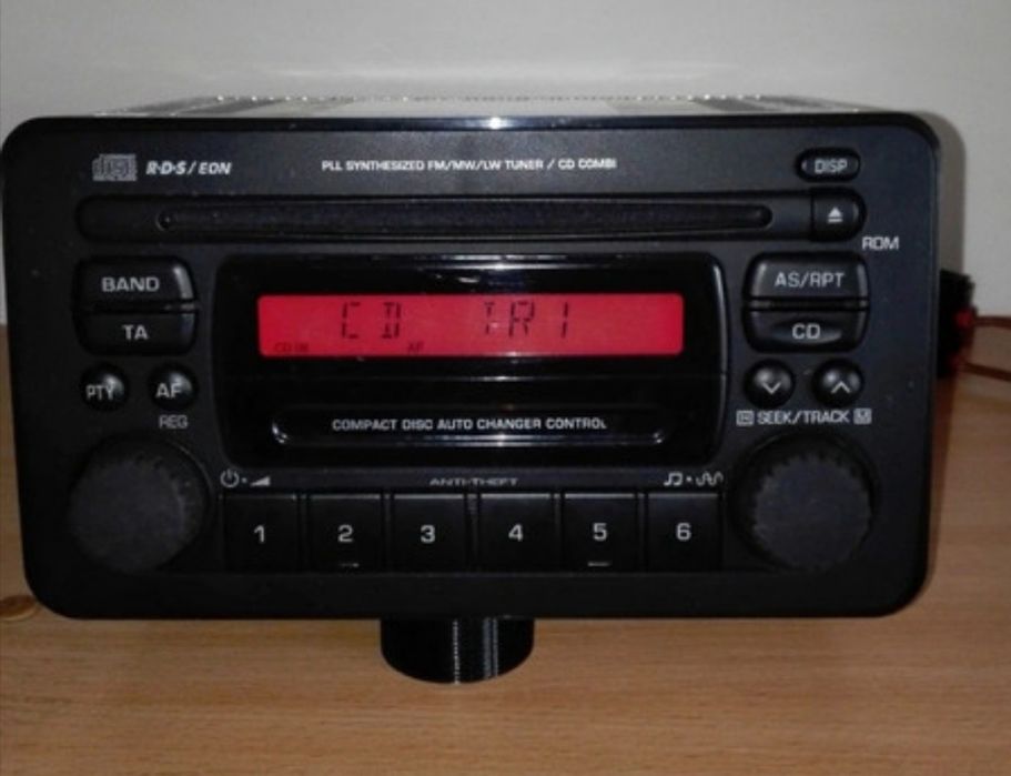 Suzuki Jimmi radio z cd. Clarion.