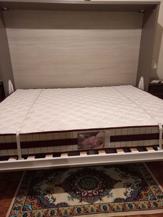 Cama casal que recolhe em móvel