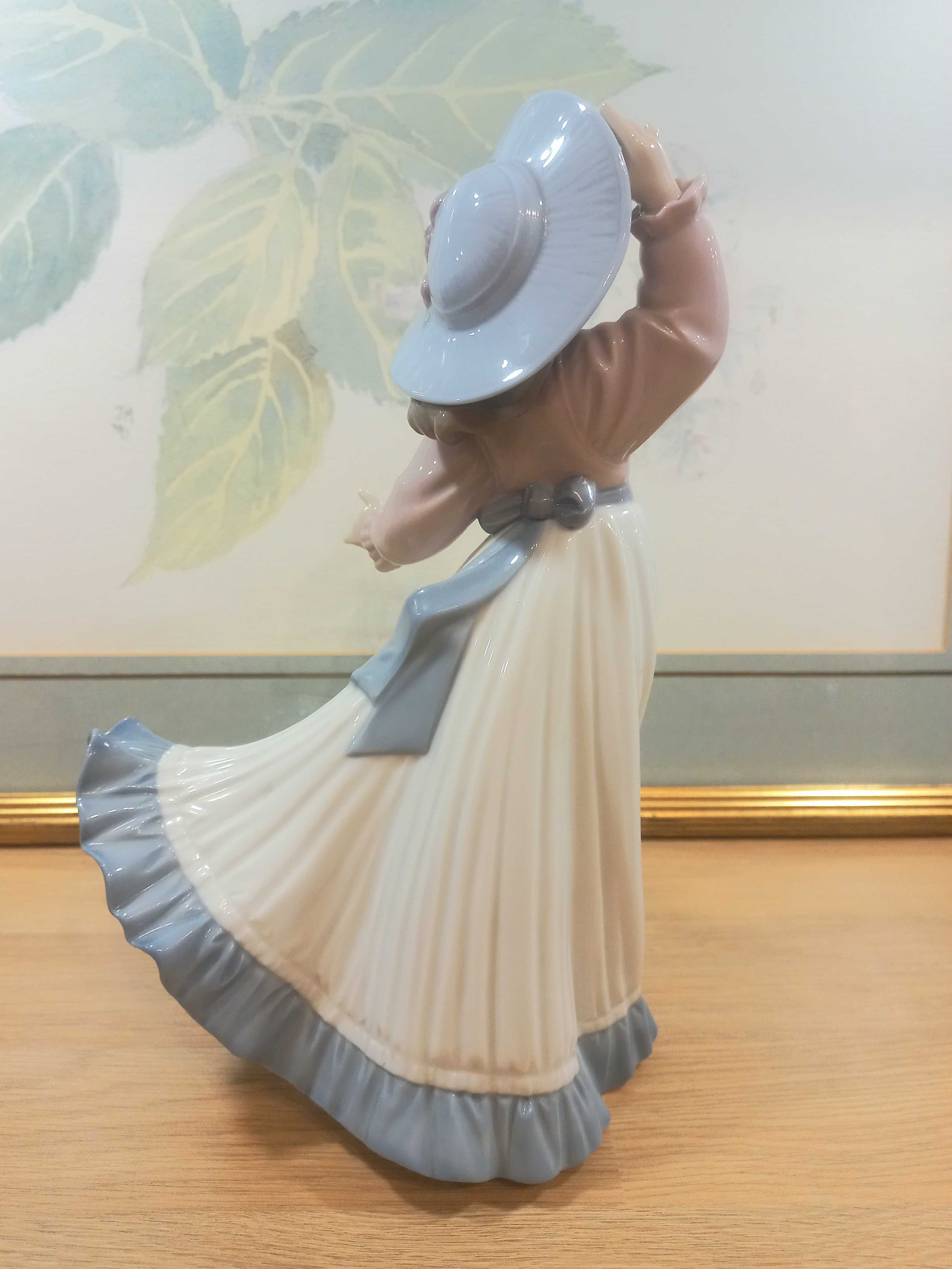 Редкая фарфоровая статуэтка NAO Lladro в идеальном состоянии.