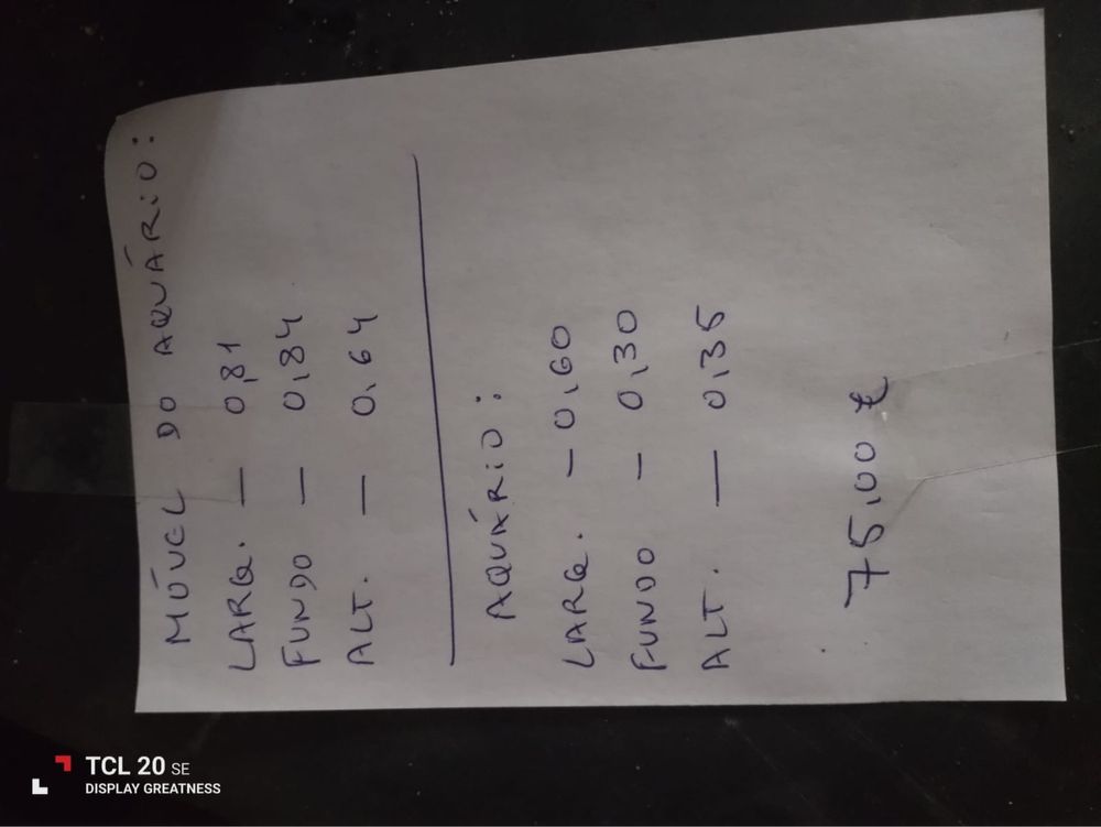 Aquário com várias peças e móvel