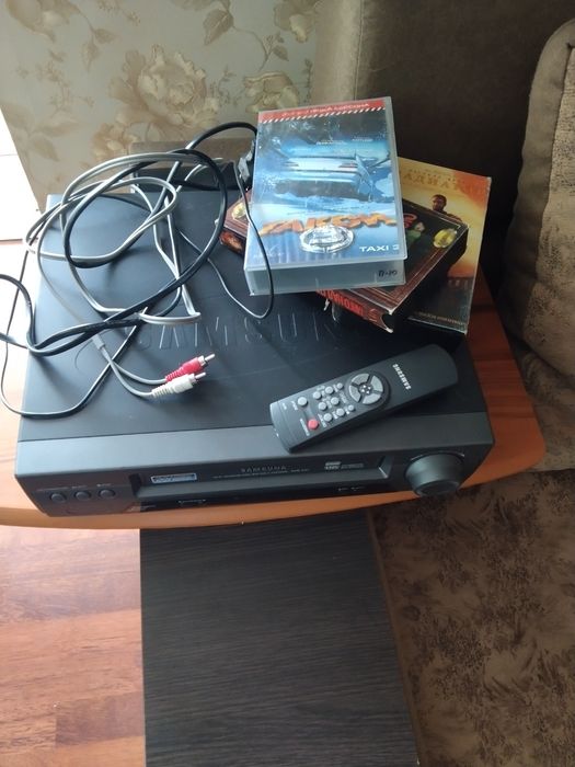 Видеомагнитофон SAMSUNG SVR-537. Пульт, кассеты.