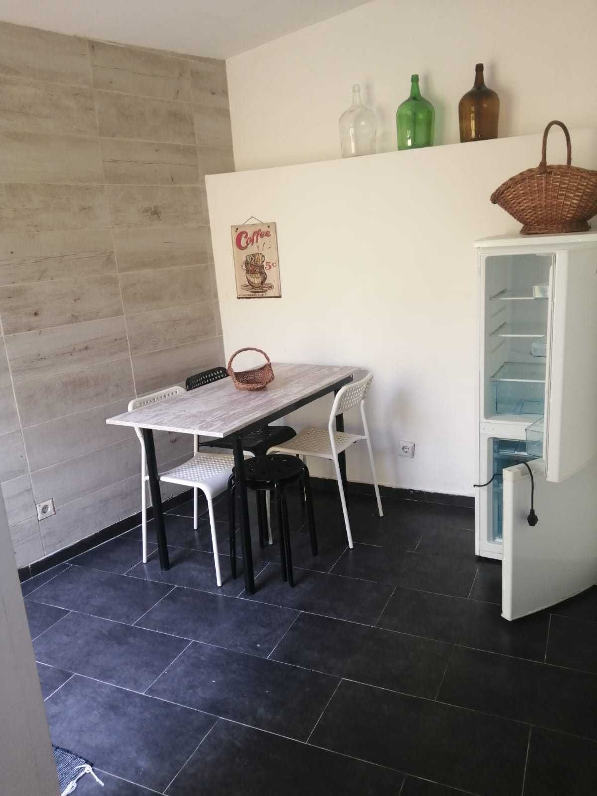 Apartamento T1 Mobilado e equipado, pequeno terraço em Belas