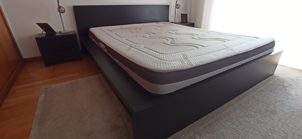 Cama de casal em preto usada