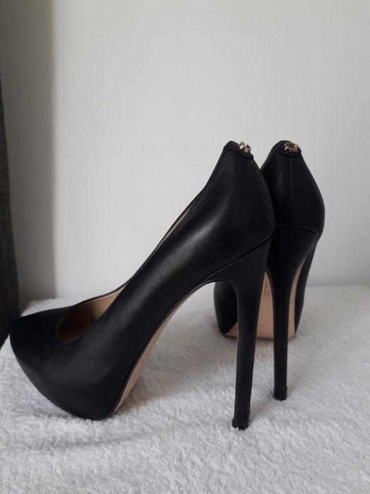 Sapato salto alto GUESS