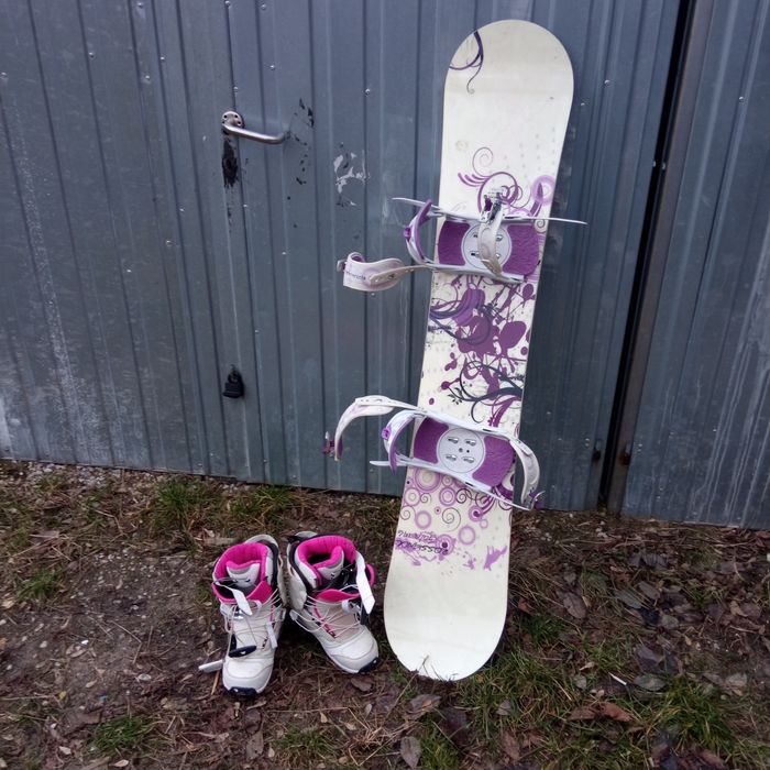 Snowboard z butami