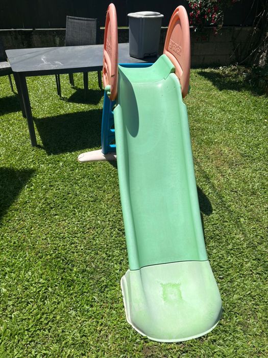 Escorrega e baloico para crianca