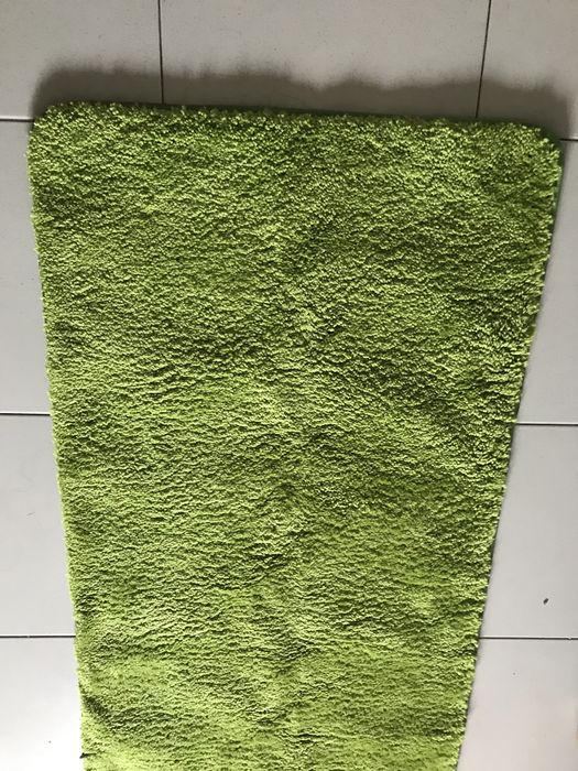 Tapetes verde com pelo médio